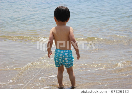 一個年輕的孩子,奔向大海的背影 一個年輕的孩子,奔向大海的背影 67836183