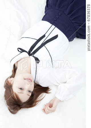 一位女士睡著了 67836378