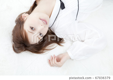 一位女士睡著了 67836379