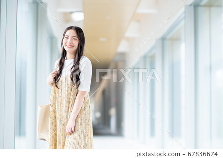 大學生走在大學的走廊裡 67836674