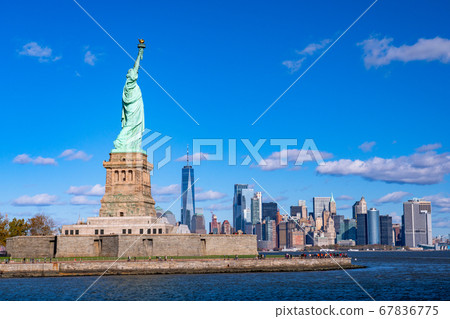 《紐約》自由女神像和曼哈頓的摩天大樓 《紐約》自由女神像和曼哈頓的摩天大樓 67836775
