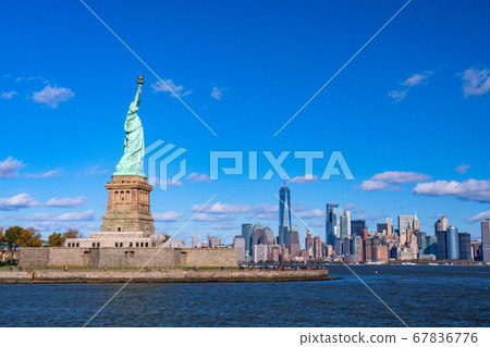 《紐約》自由女神像和曼哈頓的摩天大樓 《紐約》自由女神像和曼哈頓的摩天大樓 67836776
