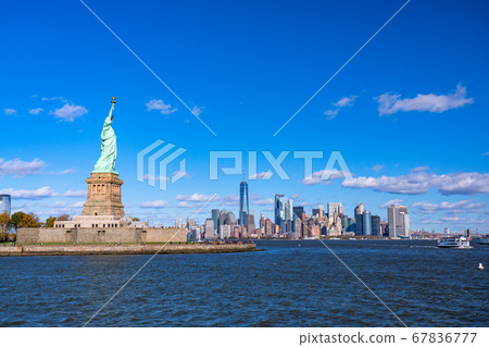 《紐約》自由女神像和曼哈頓的摩天大樓 67836777