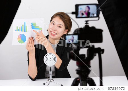 一個女人用單反相機拍攝視頻 一個女人用單反相機拍攝視頻 67836972
