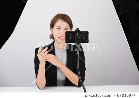 女人說話的智能手機 女人說話的智能手機 67836974