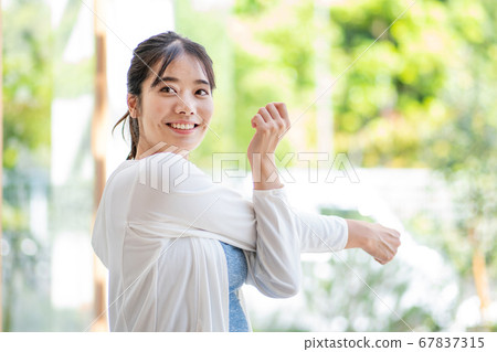 Young woman exercising outdoors 67837315