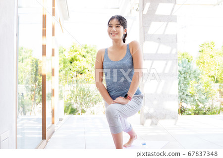 戶外運動的年輕女子 67837348