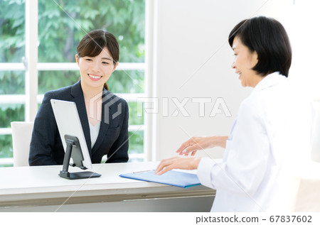 MR woman who works for a doctor MR woman who works for a doctor 67837602