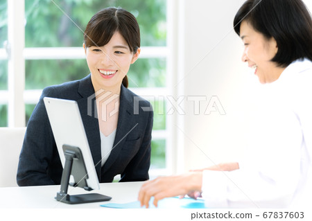 MR woman who works for a doctor MR woman who works for a doctor 67837603