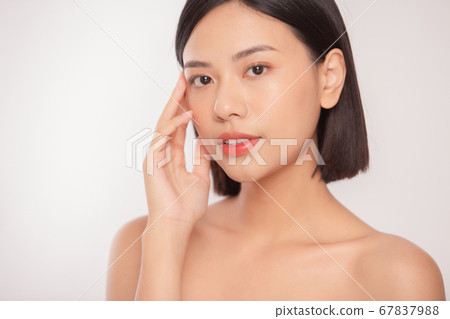 Beauty portrait of young woman Beauty portrait of young woman 67837988