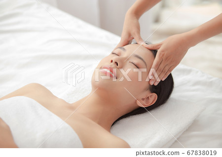 放鬆與秀麗治療的婦女 67838019