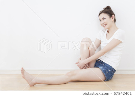 Woman sitting 67842401