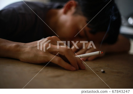 睡覺的香煙的形象 67843247