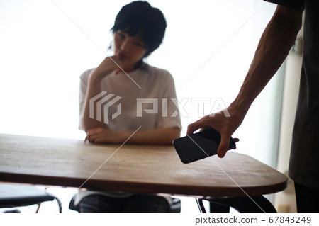 一個拿出智能手機的人 67843249