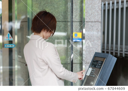 女人推對講機 67844609