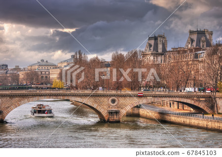 Gray clouds over Pont Louis-Philippe Gray clouds over Pont Louis-Philippe 67845103