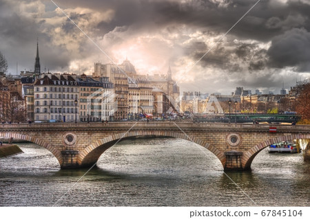 Amazing sunlight above of the Pont Louis-Philippe Amazing sunlight above of the Pont Louis-Philippe 67845104