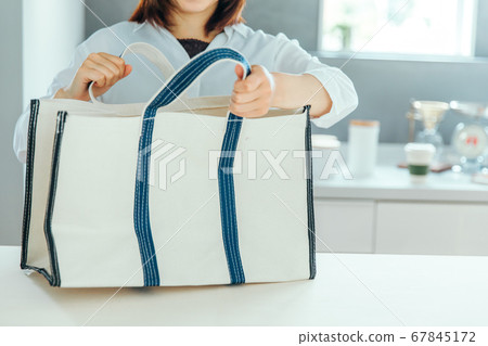 在白色的廚房布袋白色廚房中攤開一個大的白色布袋 在白色的廚房布袋白色廚房中攤開一個大的白色布袋 67845172
