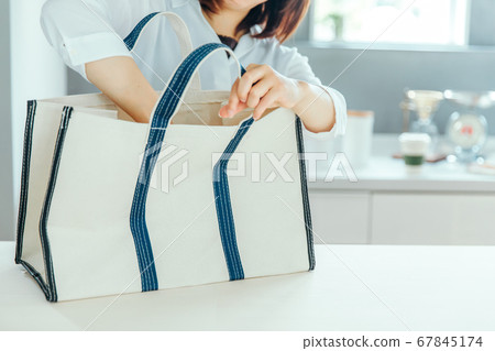 將您的手放在白色廚房袋裡的白色廚房大布袋裡 將您的手放在白色廚房袋裡的白色廚房大布袋裡 67845174