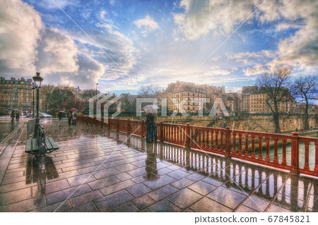 Lovers in the rain 67845821