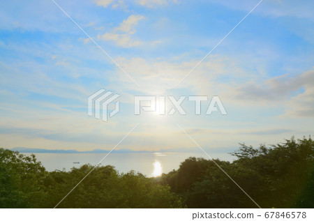 The sun shining from the middle and the beautiful sea 67846578