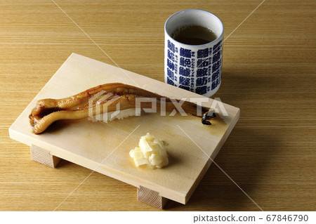 A handful of conger eel and tea on sushi geta 67846790