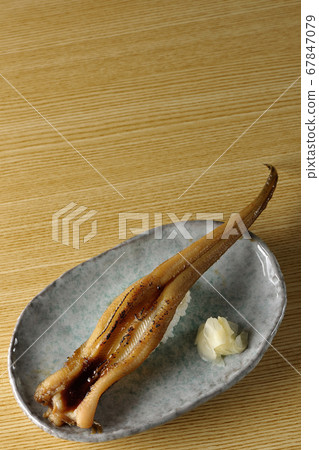 少量烤海鰻放在盤子上 67847079