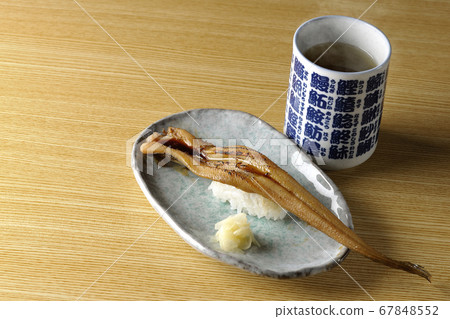少量烤海鰻配上一盤熱茶 少量烤海鰻配上一盤熱茶 67848552