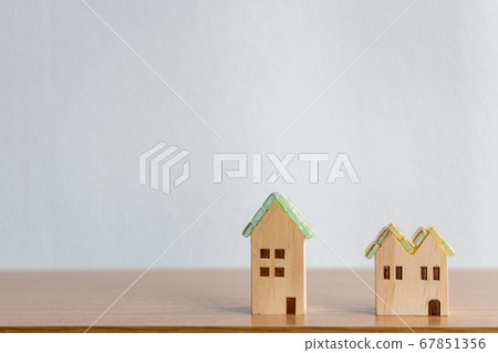 A small house with a mosaic glass roof 67851356