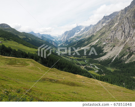 Mont Blanc mountain range Mont Blanc mountain range 67851848