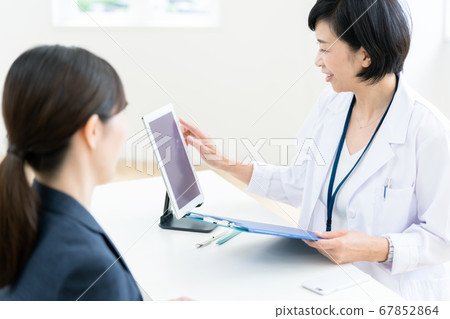 採訪醫生的女商人 採訪醫生的女商人 67852864