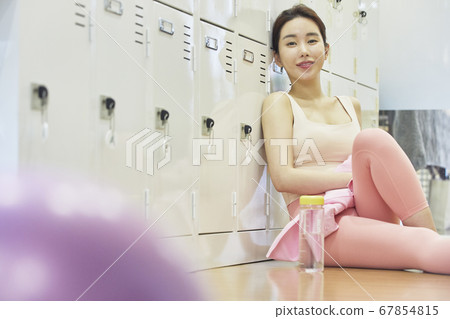 Relaxation, young woman, locker room, locker room, exercise, sports, health, fitness center, fitness center, sports center 67854815