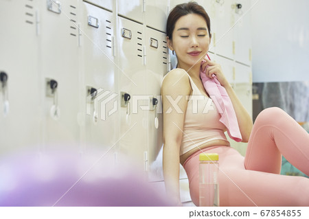 Relaxation, young woman, locker room, locker room, exercise, sports, health, fitness center, fitness center, sports center 67854855