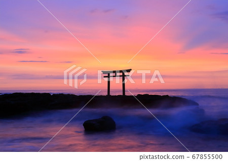 [Ibaraki] Sunrise at Oarai Isosaki Shrine 67855500