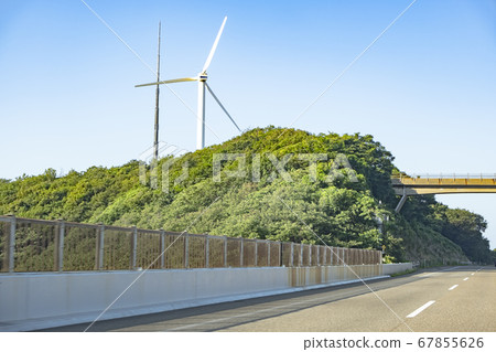 從北陸高速公路柏崎市看到的“風之岡”的風力發電設施 從北陸高速公路柏崎市看到的“風之岡”的風力發電設施 67855626