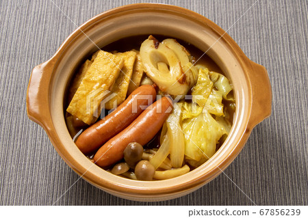 One person pot image. A curry pot placed in a small earthenware pot of one serving size. One person pot image. A curry pot placed in a small earthenware pot of one serving size. 67856239