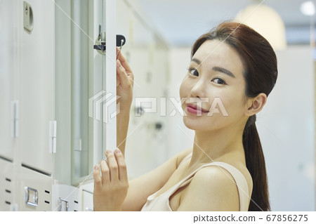 Relaxation, young woman, locker room, locker room, exercise, sports, health, fitness center, fitness center, sports center Relaxation, young woman, locker room, locker room, exercise, sports, health, fitness center, fitness center, sports center 67856275