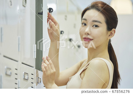 Relaxation, young woman, locker room, locker room, exercise, sports, health, fitness center, fitness center, sports center Relaxation, young woman, locker room, locker room, exercise, sports, health, fitness center, fitness center, sports center 67856276