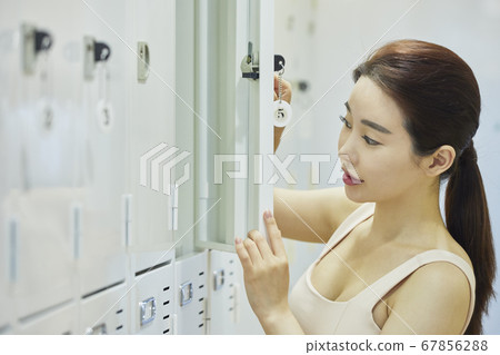 休閒,年輕女子,更衣室,更衣室,鍛煉,運動,健康,健身中心,健身中心,體育中心 休閒,年輕女子,更衣室,更衣室,鍛煉,運動,健康,健身中心,健身中心,體育中心 67856288