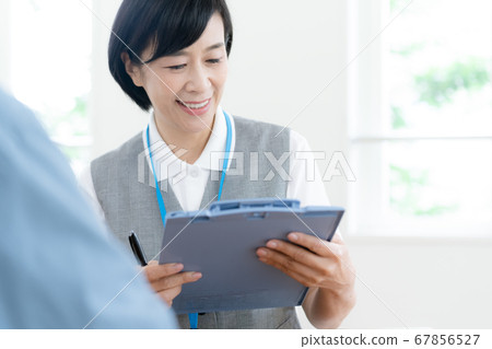 一名男子向父母的照料機構諮詢 67856527