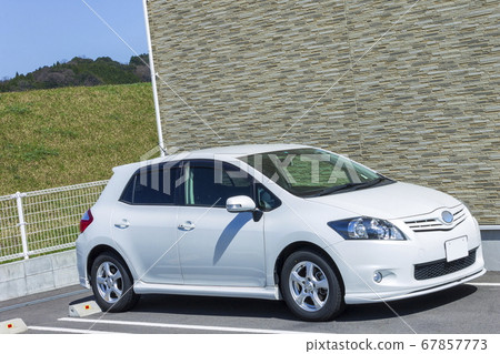 白色汽車和建築物外觀_公寓停車場 白色汽車和建築物外觀_公寓停車場 67857773