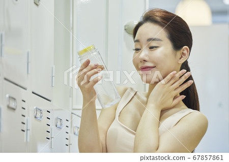 休閒,年輕女子,更衣室,更衣室,鍛煉,運動,健康,健身中心,健身中心,體育中心 休閒,年輕女子,更衣室,更衣室,鍛煉,運動,健康,健身中心,健身中心,體育中心 67857861