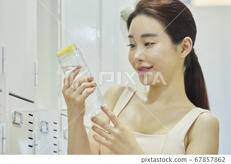 休閒,年輕女子,更衣室,更衣室,鍛煉,運動,健康,健身中心,健身中心,體育中心 休閒,年輕女子,更衣室,更衣室,鍛煉,運動,健康,健身中心,健身中心,體育中心 67857862