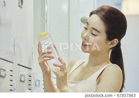 休閒,年輕女子,更衣室,更衣室,鍛煉,運動,健康,健身中心,健身中心,體育中心 休閒,年輕女子,更衣室,更衣室,鍛煉,運動,健康,健身中心,健身中心,體育中心 67857863