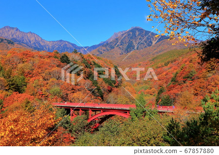 [Yamanashi Prefecture] Autumn leaves of Yatsugatake and Higashizawa Ohashi 67857880