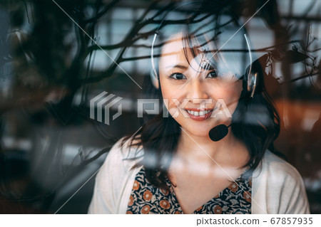 Woman in a remote work chatting in the office (casual) Woman in a remote work chatting in the office (casual) 67857935