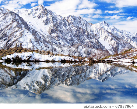 初雪映照白馬山脈的八方池水鏡 67857964