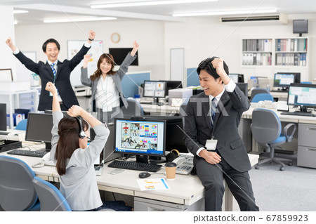 與海外4家公司員工舉行的網絡會議，他們很高興獲得新合同 67859923