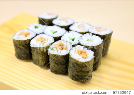 Delicious seaweed roll (kappa roll, green onion roll, natto roll) 67860947