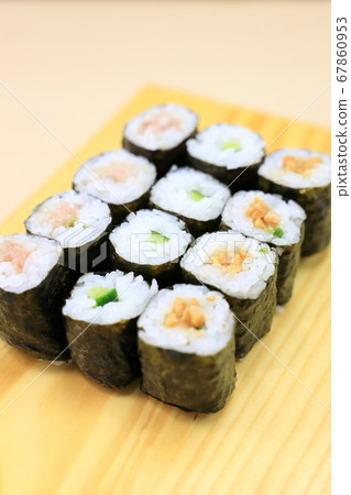 Delicious seaweed roll (kappa roll, green onion roll, natto roll) 67860953